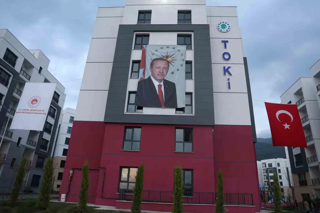 Afetzede Vatandaş Anahtarını Teslim Aldığı Meskenine Kavuştu