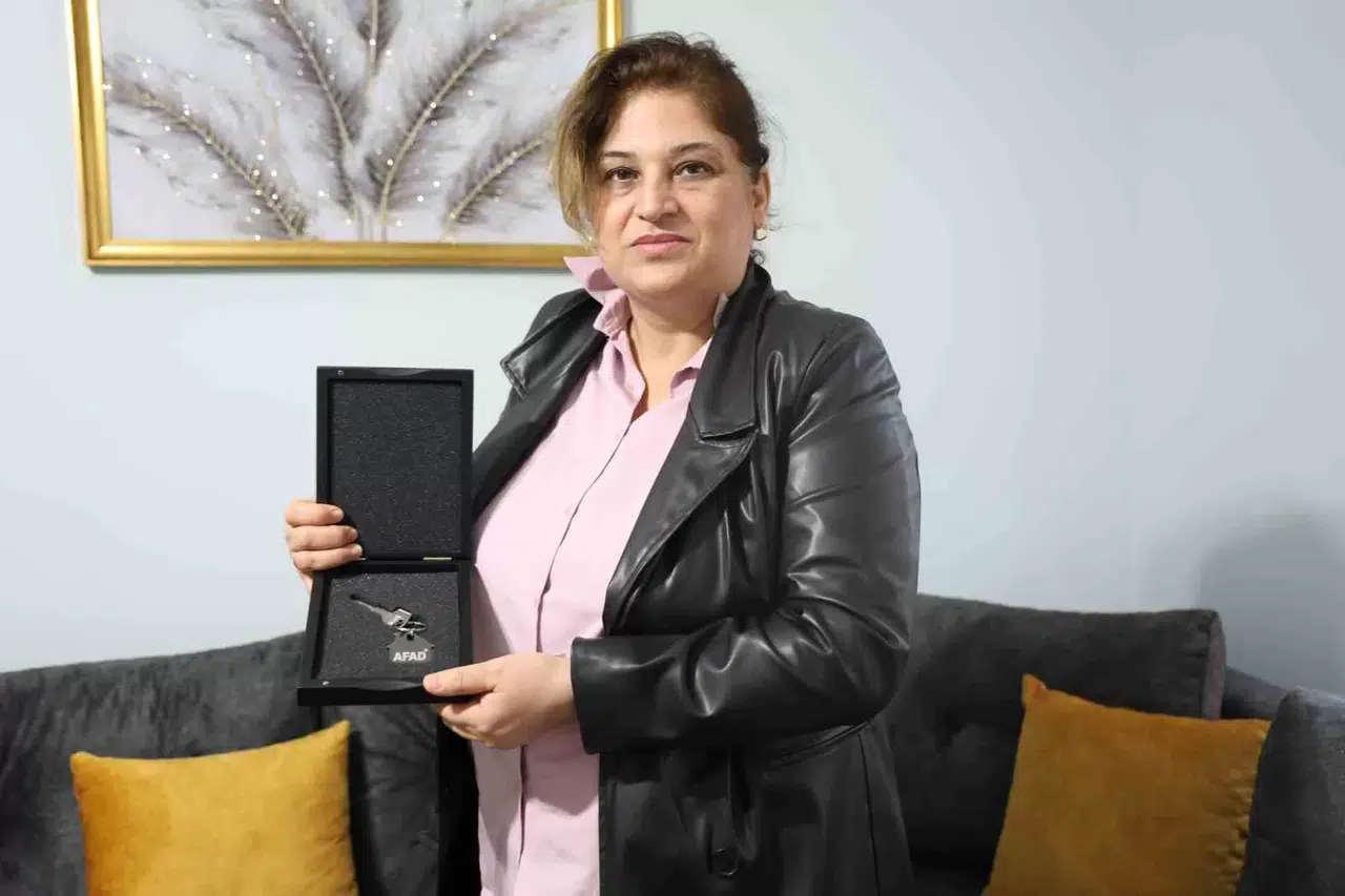 Afetzede Vatandaş, Anahtarını Teslim Aldığı Yeni Meskeninde Yaşayacağı Hoş Günler İçin Heyecanlanıyor