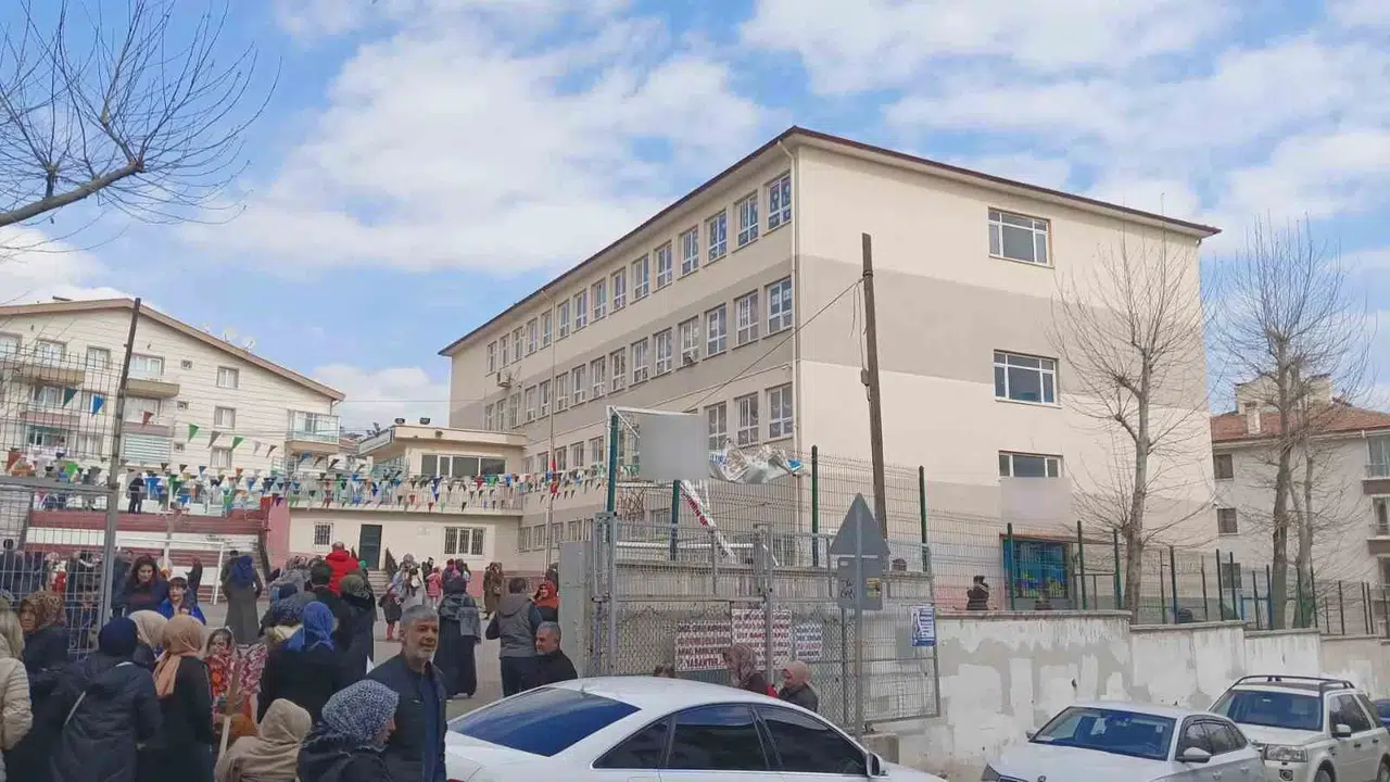 Ağır Bakımda Ömür Savaşı Veren Çocuğun Babasından İhmal ve Öğretmen Darbı Tezi