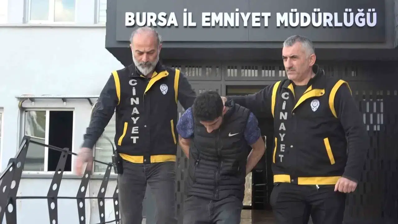 Ailesini Tüfekle Katleden Kuşkulu Adliyeye Sevk Edildi