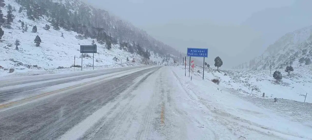 Alacabel’de Gece Başlayan Kar Yağışı Sonrası Takımlar Seferber Oldu
