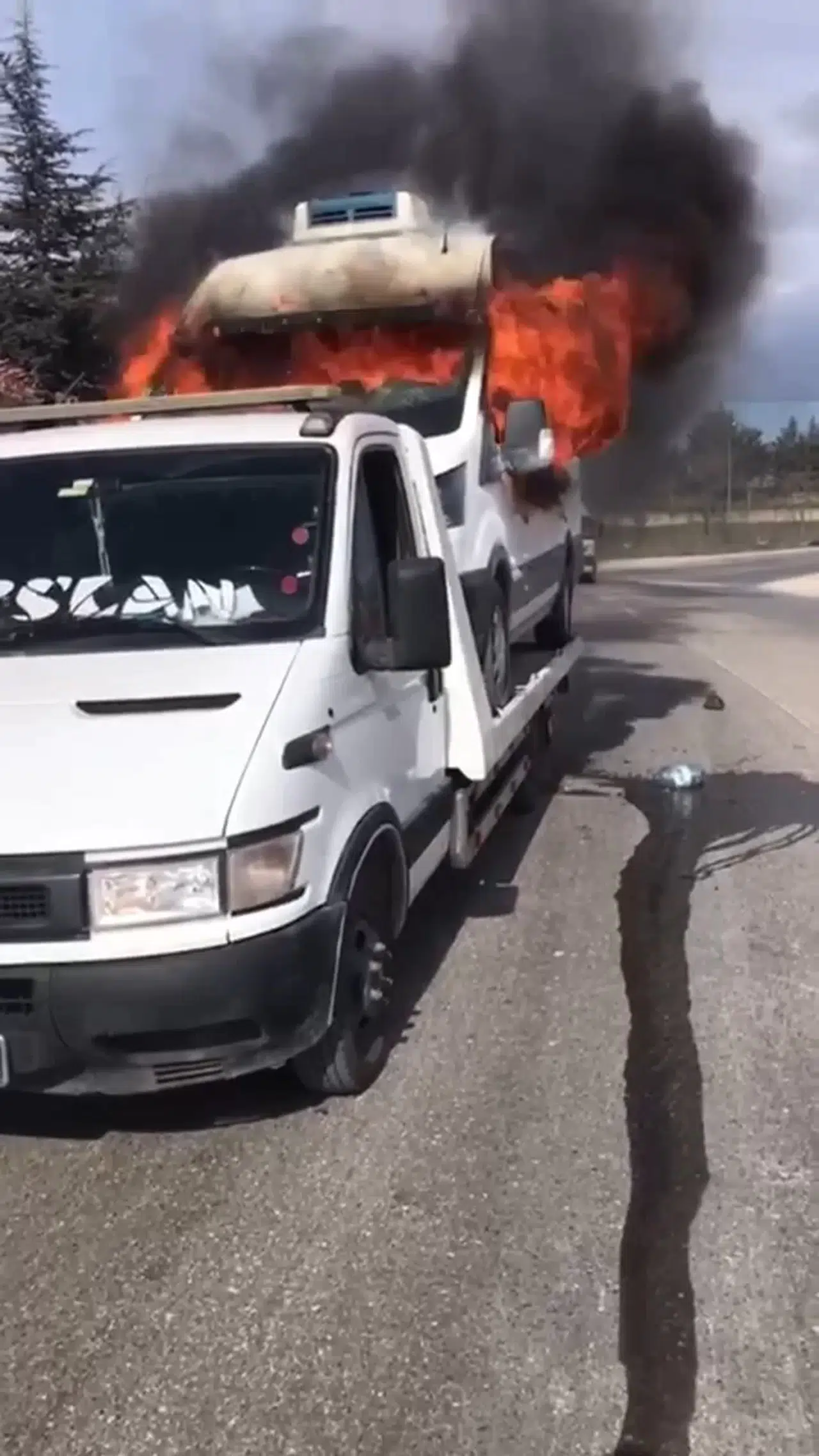 Alımlı Üzerindeki Minibüs Alevlere Teslim Oldu