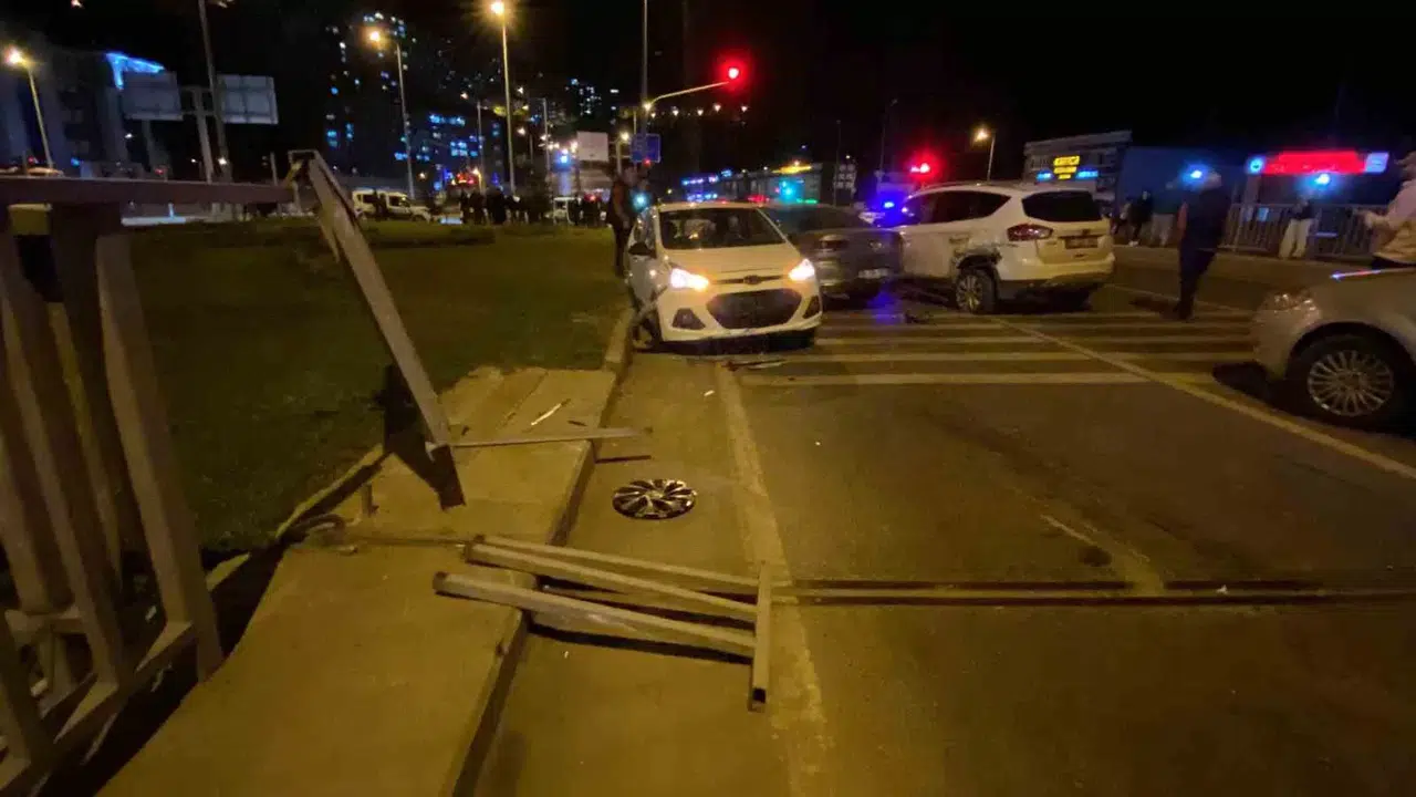 Alkollü Halde Kaza Yapan Kurum Müdürü, Arbedede Silahını Gösterdiği Teziyle Adliyeye Sevk Edildi