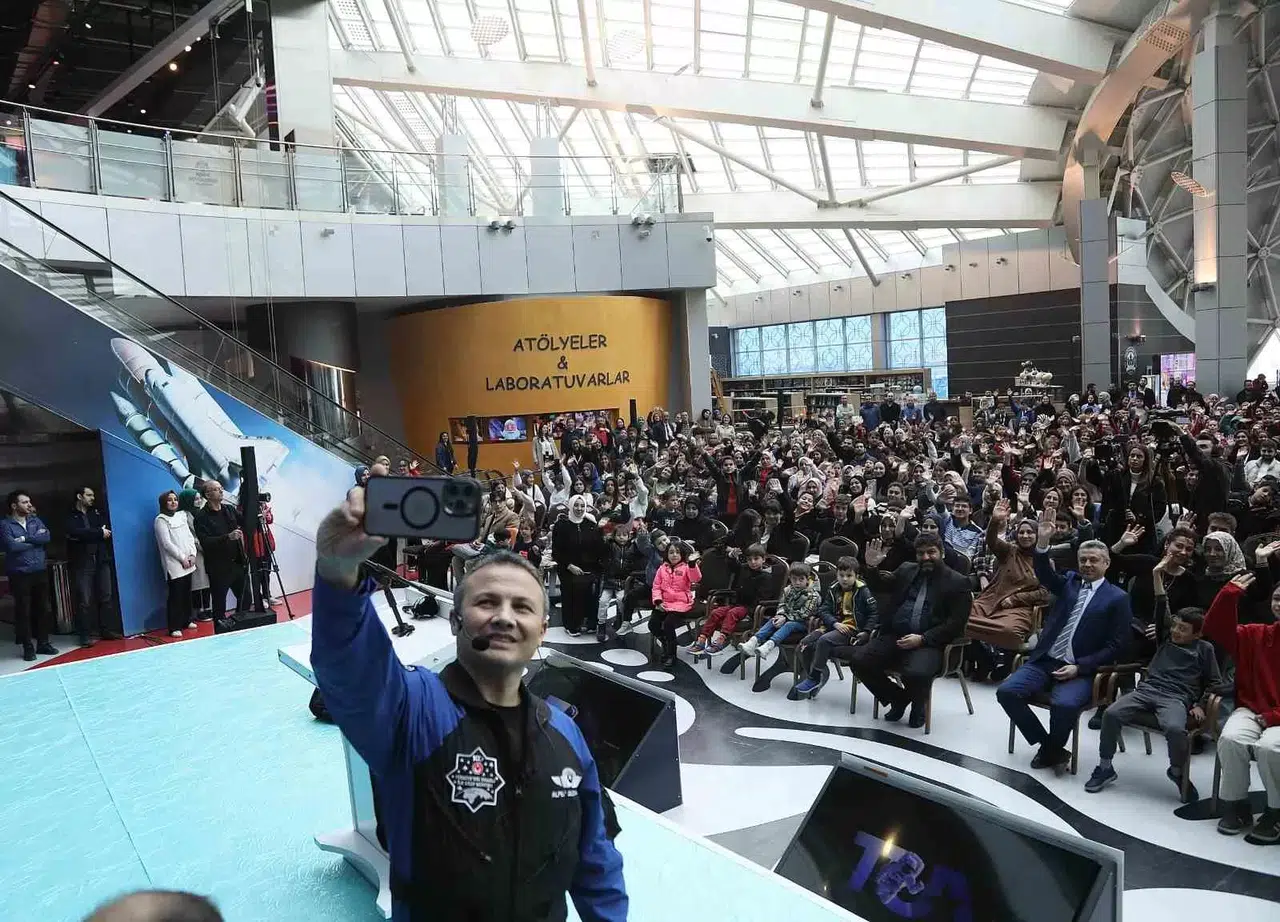 Alper Gezeravcı Uzay Seyahati Sonrası Birinci Gençlik Buluşmasını Konya Bilim Merkezi’nde Yaptı