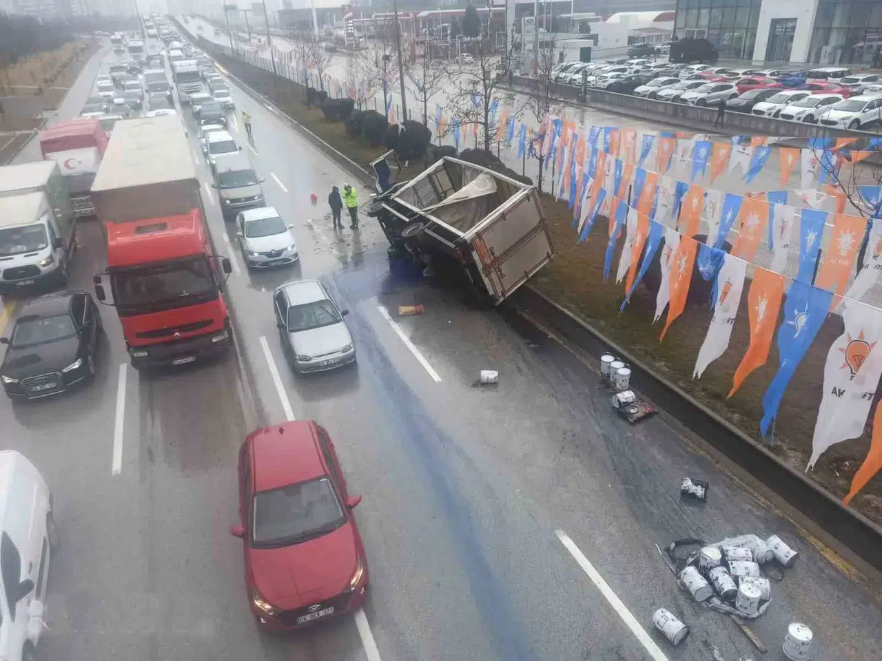 Ankara’da Boya Yüklü Kamyon Devrildi, Yol Maviye Boyandı