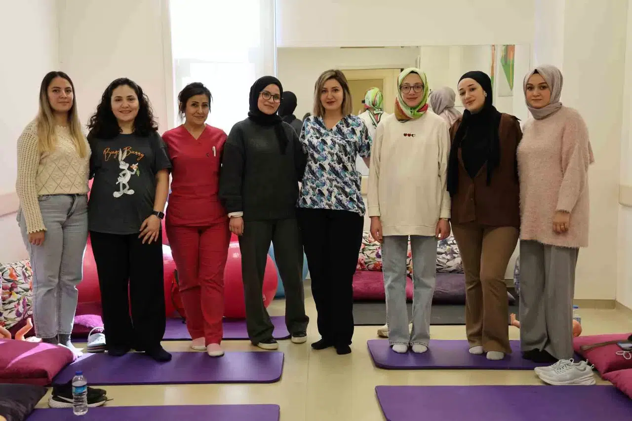 Anne Adayları, Hamile Okulunda Doğuma Hazırlanıyor