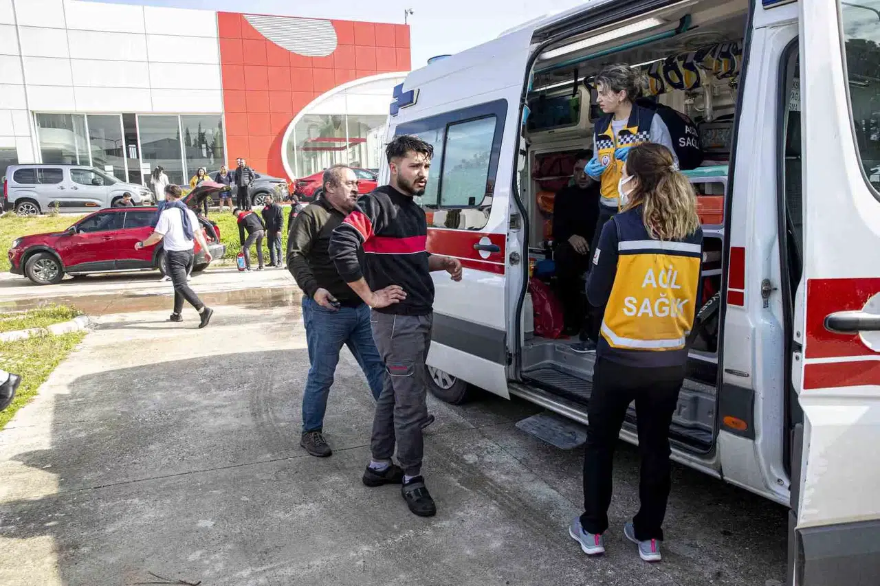 Antalya’da İkinci El Araba Bayisindeki Yangın Korkuttu: 3 Kişi Dumandan Etkilendi