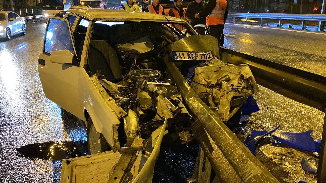 Araba Bariyere Ok Üzere Saplandı, Araç Paramparça Oldu: 1 Yaralı