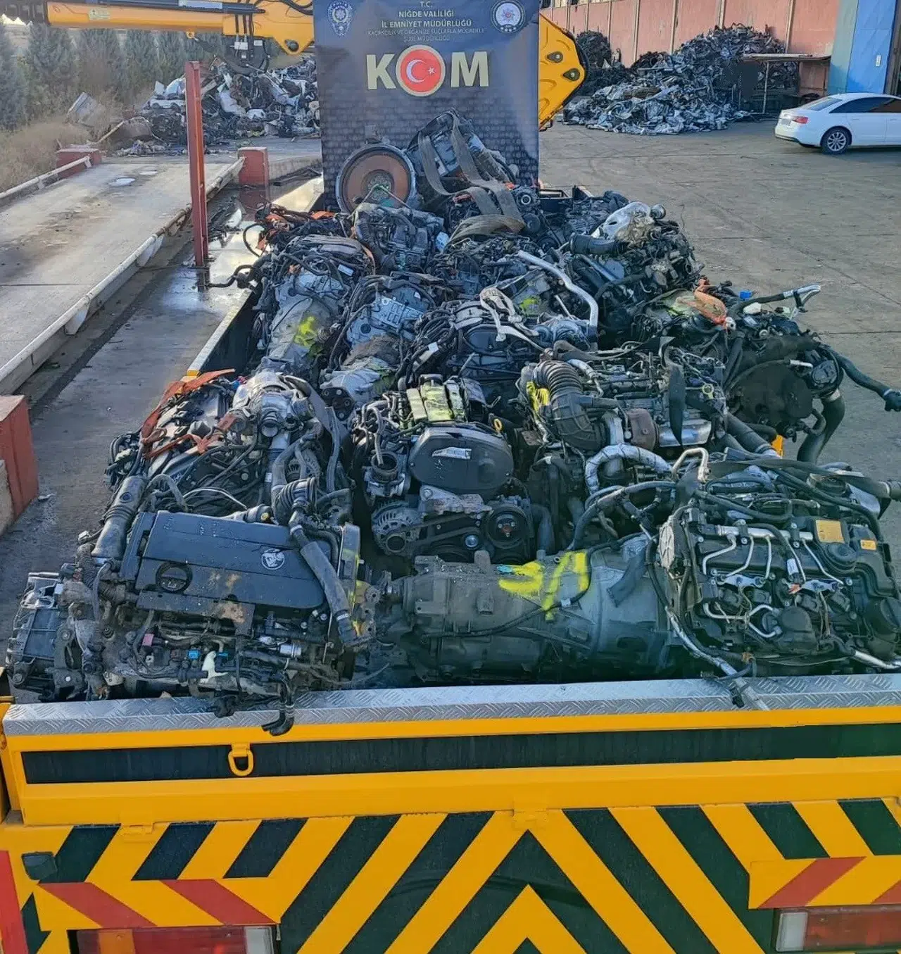 ’Araç Motoru Kaçakçıları’ Polisten Kaçamadı