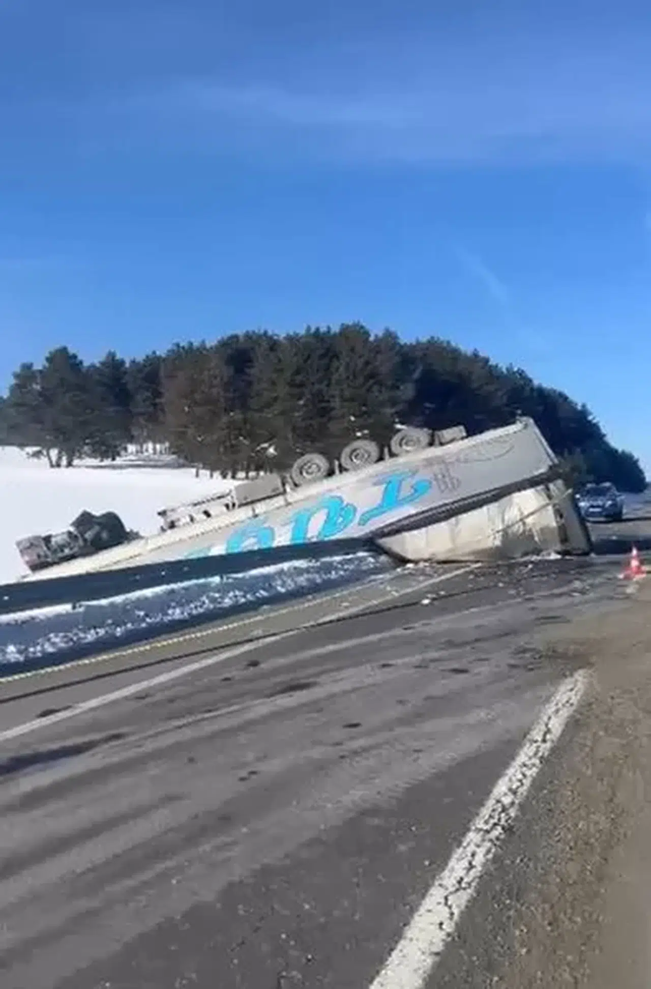 Ardahan’da Buzlanma Nedeniyle Tır Devrildi, Yol Kısa Müddetli Ulaşıma Kapatıldı