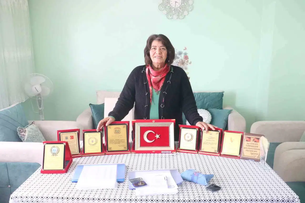 Arkadaşlarının Hazırladığı Pankartla Başladı, Çeyrek Asırdır Muhtarlık Yapıyor