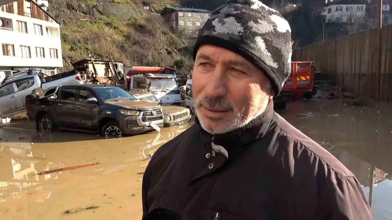 Artvin Borçka’da Caminin İçinde Mahsur Kalan Cemaat O Anları Anlattı
