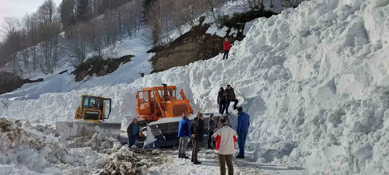Artvin’de Çığ Altında Kalan İş Makinesi 10 Gün Sonra Çıkartıldı