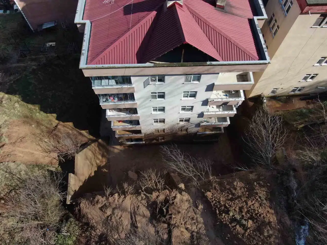 Artvin’de Yamaçtan Kopan Topraklar Meskenlerin İçerisine Doldu, 10 Bina Ziyan Gördü