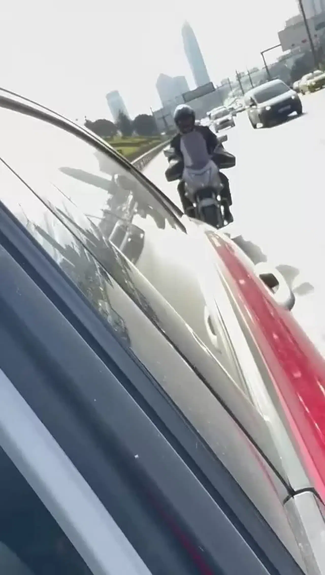 Ataşehir’de Bayan Şoförün Aracını Tekmeleyip Küfürler Eden Motosikletli Kamerada