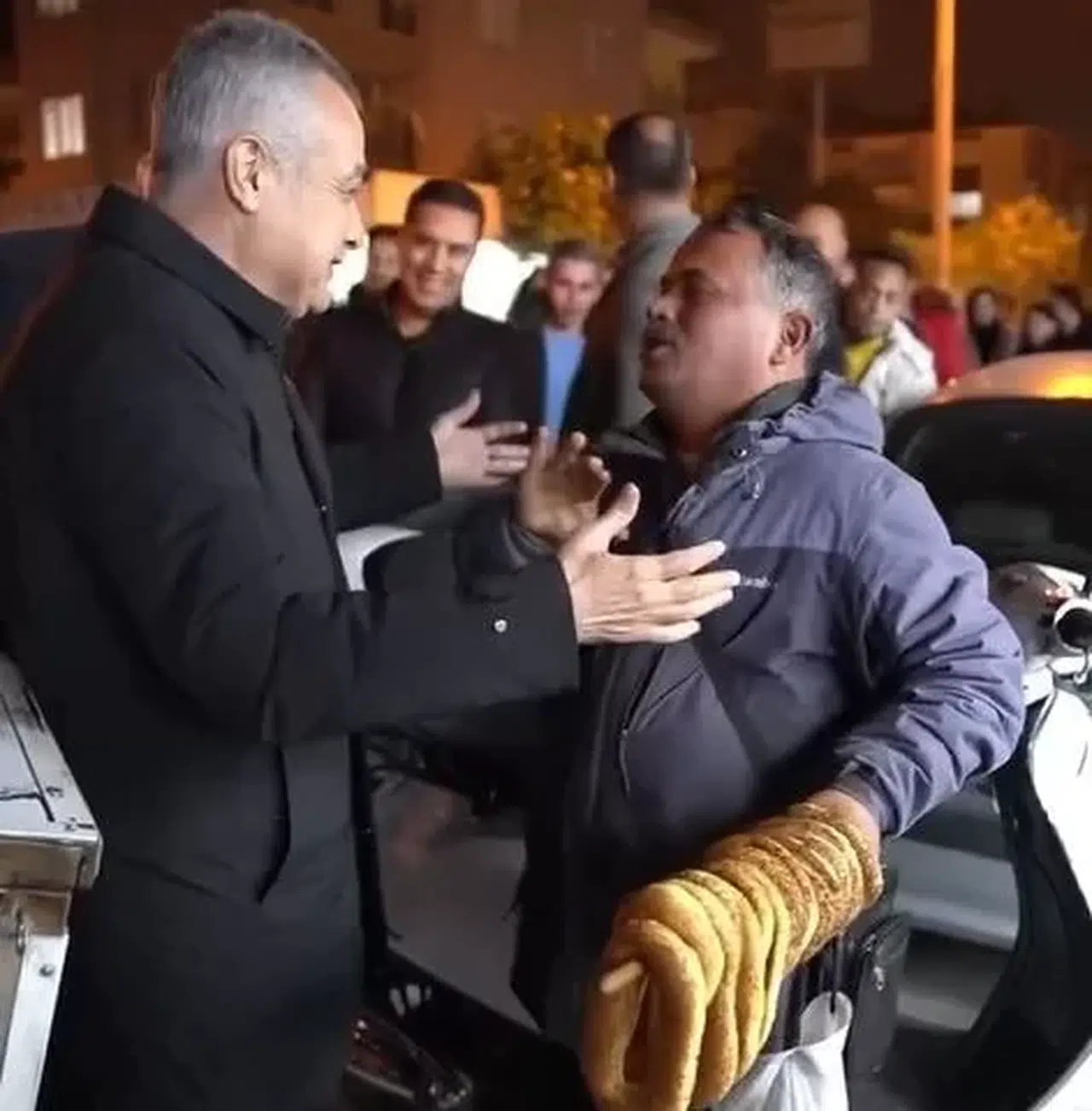 Aydınlı Simitçinin Lider Adaylarına Dayanağı Güldürdü