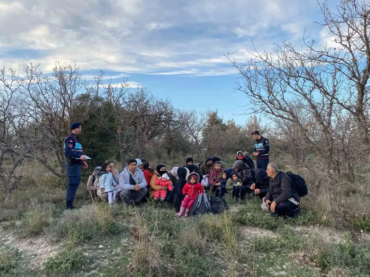 Ayvacık ve Ezine’de 75 Kaçak Göçmen ile 5 Organizatör Yakalandı