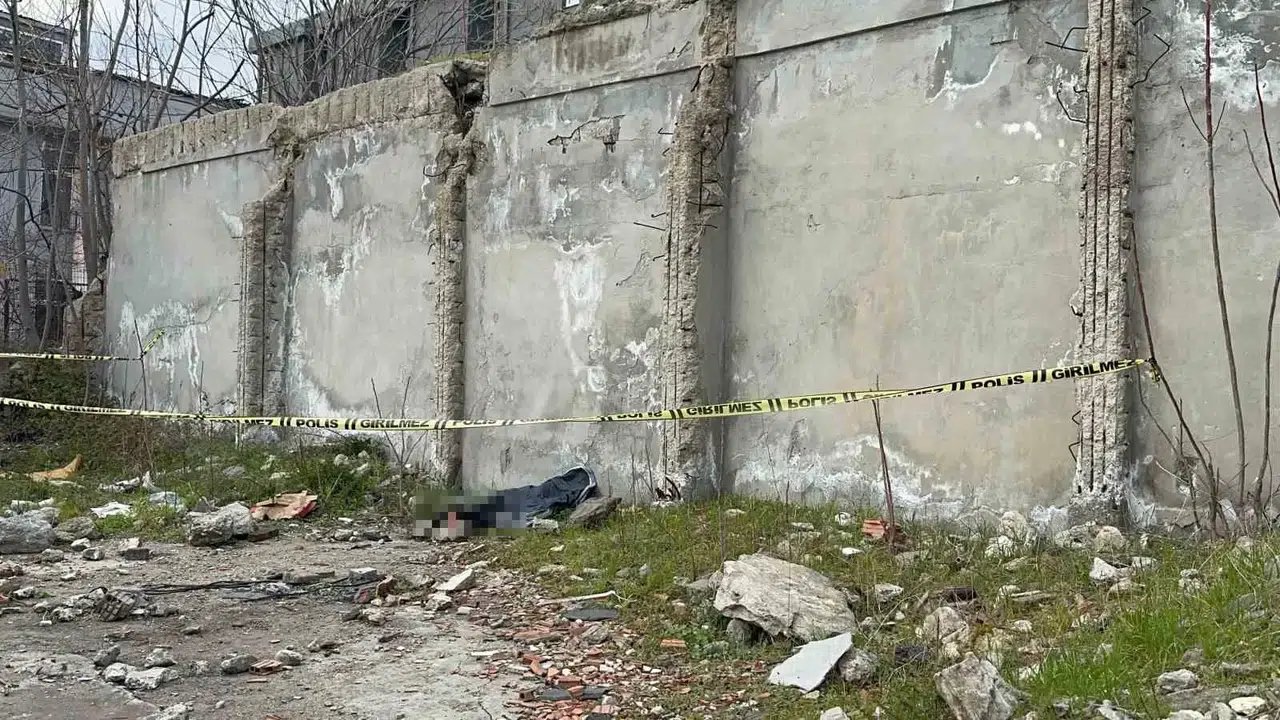Bahçelievler’de Meyyit Bulunan Gencin Annesine İntihar Bildirisi Attığı Ortaya Çıktı