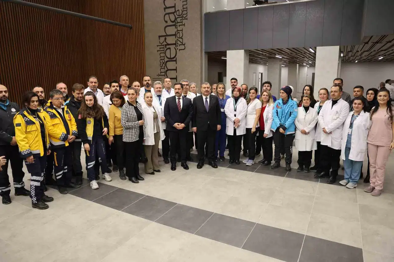 Bakan Koca, Sıhhat Çalışanlarıyla Bir Ortaya Geldi