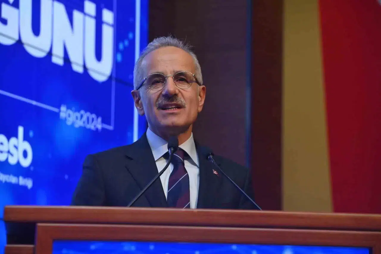 Bakan Uraloğlu: “Günlük İnternet Kullanım Mühleti, Dünyada 6 Saat 40 Dakika İken Ülkemizde Bu Sayı 6 Saat 50 Dakika”