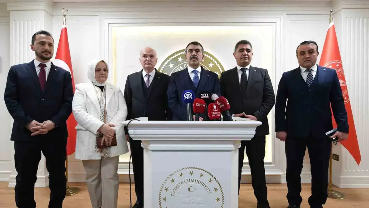 Bakan Yusuf Tekin Vatandaşlara Seslendi: "Hep Birlikte Taşın Altına Elimizi Koyalım"