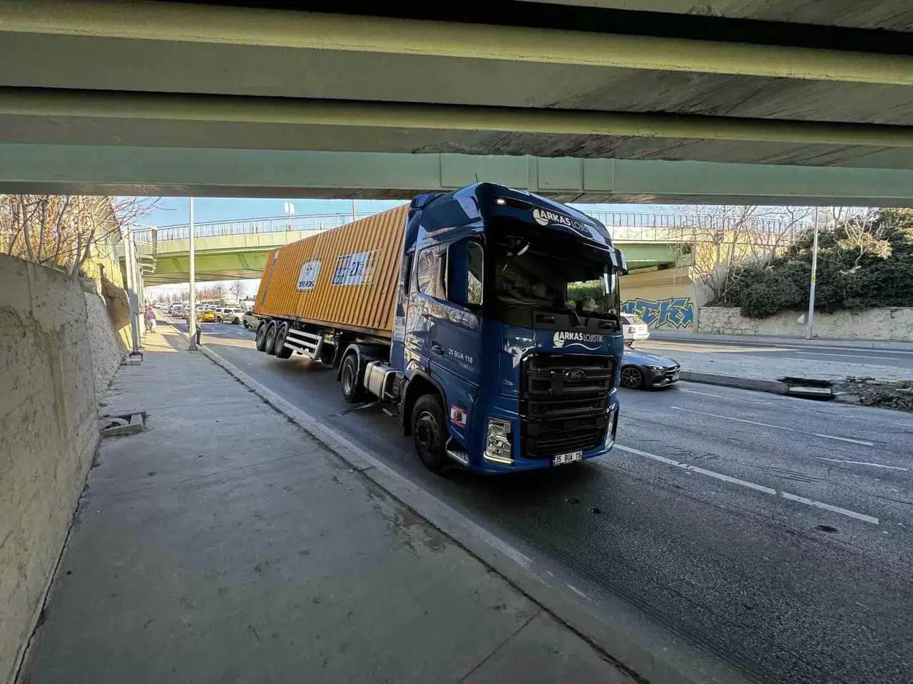 Bakırköy’de Tırın Dorsesi Üst Geçide Takıldı: 3 Araç Kaza Yaptı