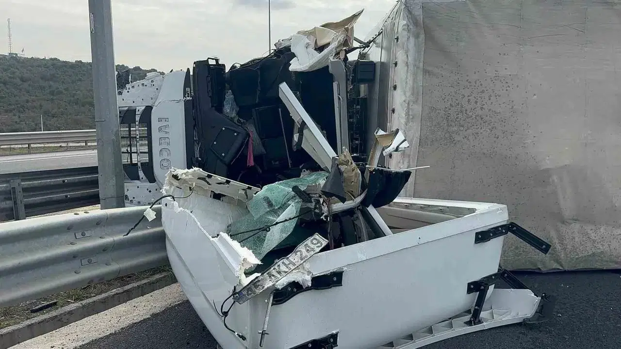 Bariyerlere Çarpan Tır Karşı Şeritte Devrildi, Şoför Ağır Yaralandı