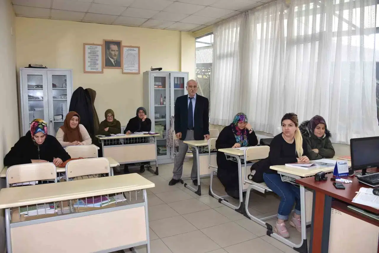 Bayan Oldukları İçin Okutulmayanlar Eğitimlerini Tamamlamak İçin Dirsek Çürütüyor