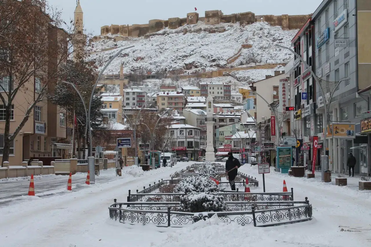 Bayburt’ta Kar Yüzünü Yine Gösterdi