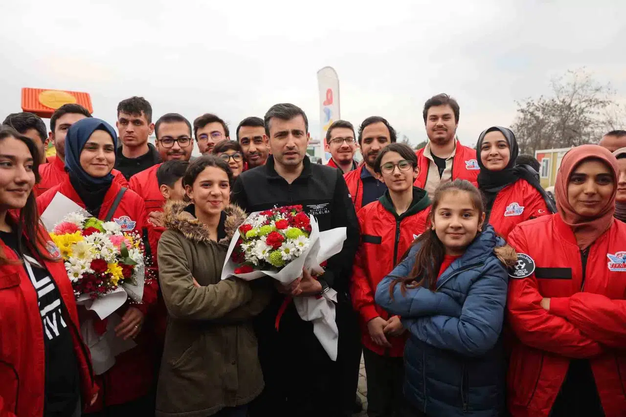 Bayraktar, Kahramanmaraş’ta Depremzedelerle Buluştu