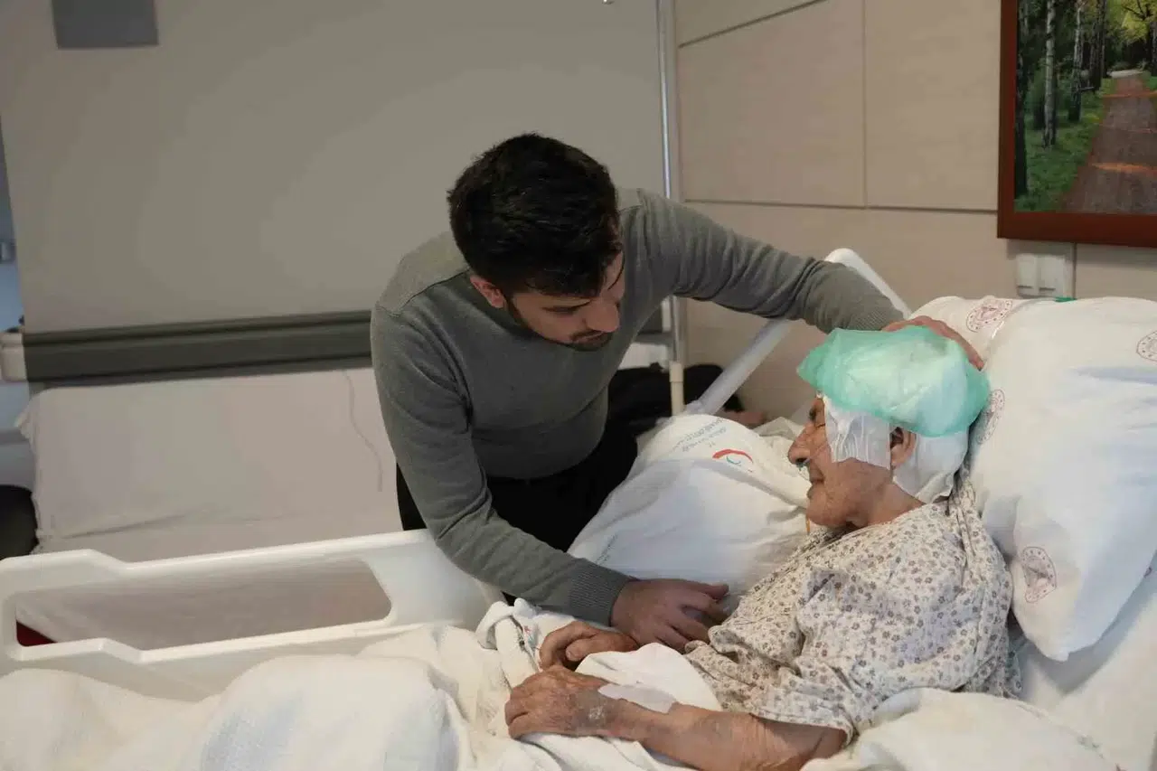 Beyin Kanaması Geçiren 112 Yaşındaki Hasta Riskli Operasyon Sonrası Sıhhatine Kavuştu