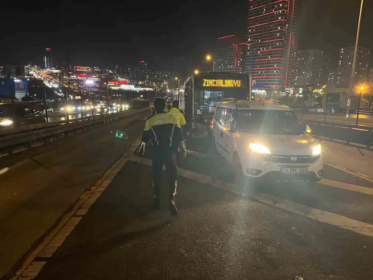Beylikdüzü’nde Arıza Yapan Metrobüsün Sürücüsüne, Karşı Taraftan Gelen Metrobüs Çarptı