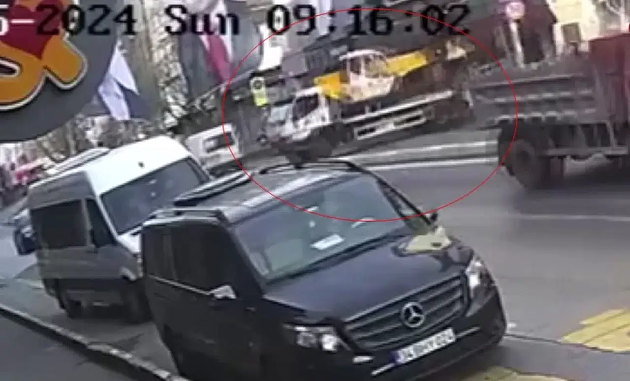 Beyoğlu’nda Facianın Eşiğinden Dönülen Vinç Kazasının Güvenlik Kamerası İmgeleri Ortaya Çıktı