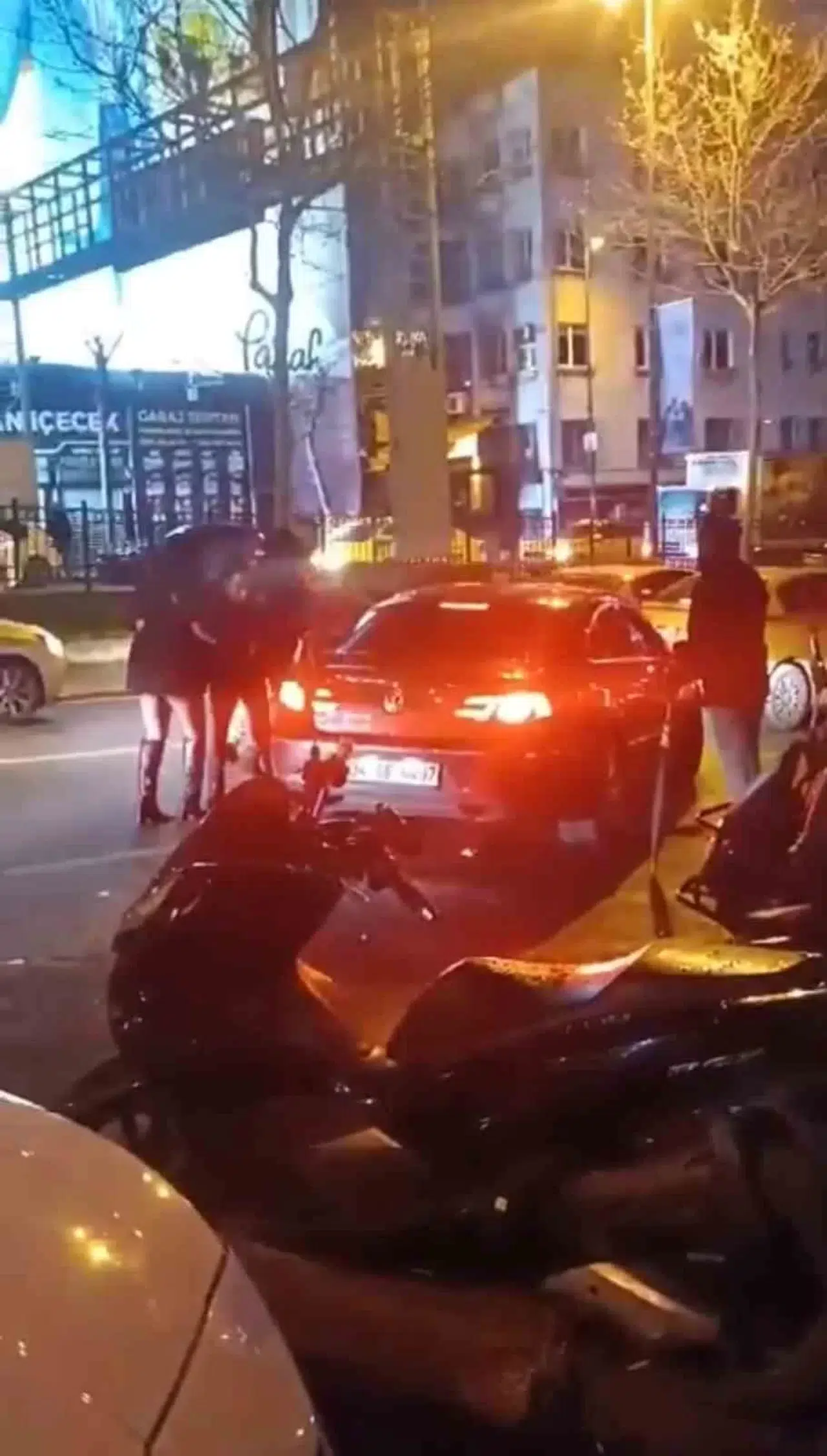 Beyoğlu’nda "Laf Atma" Hengamesi: Bayan Ortalığı Birbirine Kattı