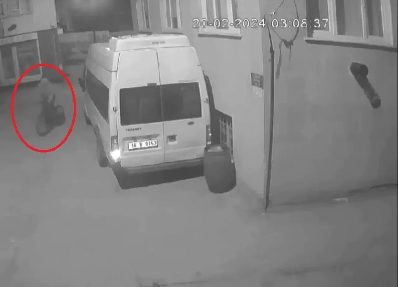 Bisikletli Hırsız Kamerada...düşe Kalka 3. Kattaki Montu Çaldı, Bu türlü Kaçtı