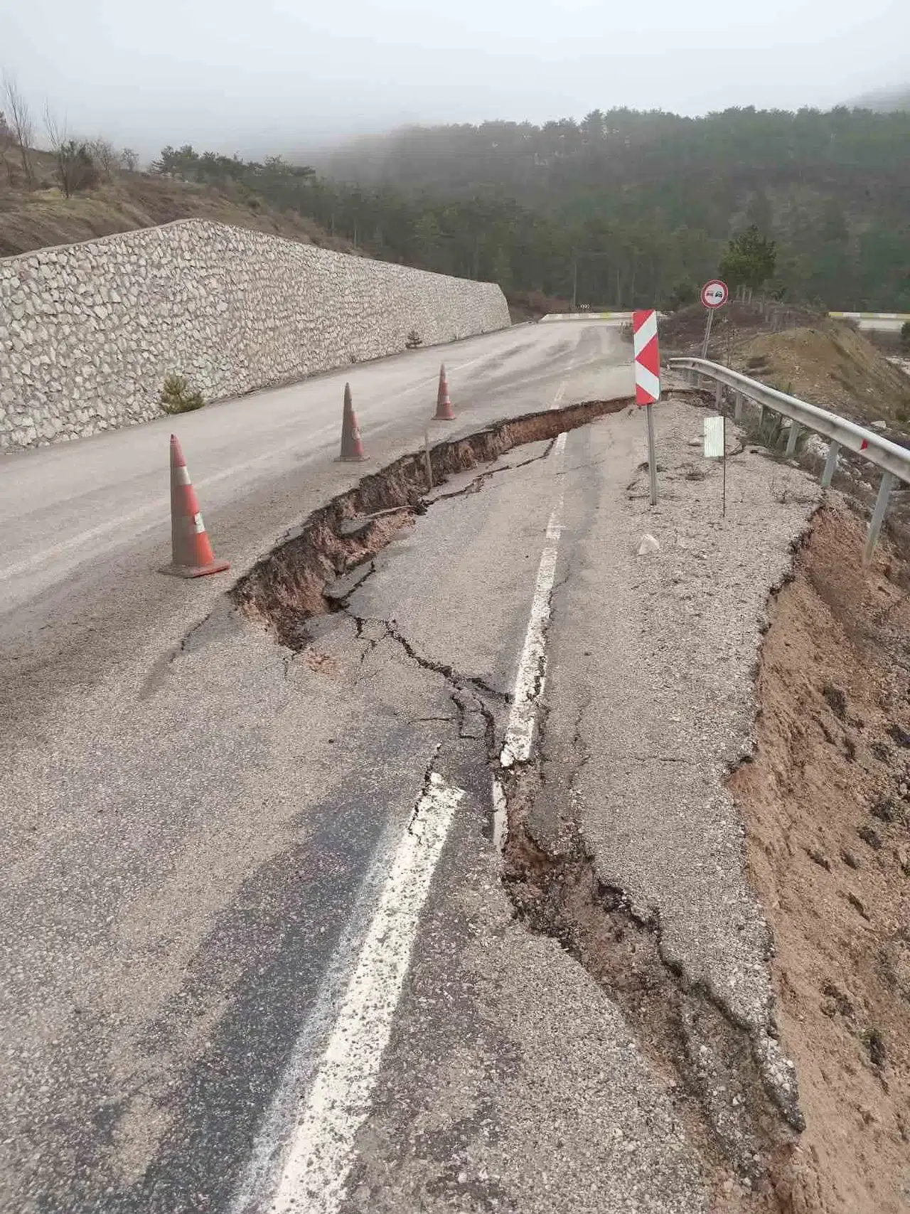 Bolu’da Mudurnu-Göynük Kara Yolunda Göçük Oluştu