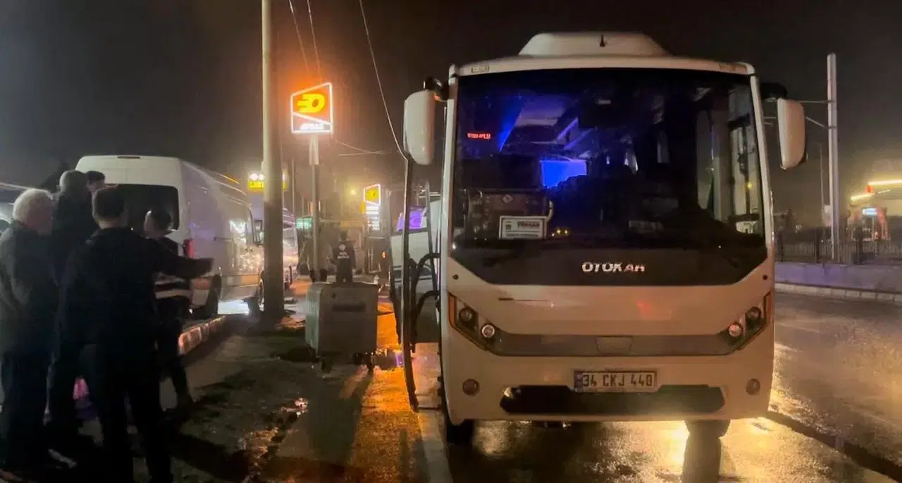 Bursa’da Tıp Otobüsü Aydınlatma Direğine Çarptı: 10 Yaralı