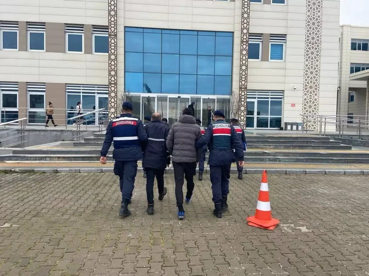 Çanakkale’de 1.5 Kilo Uyuşturucu ile Yakalanan 8 Şüpheliden 2’si Tutuklandı
