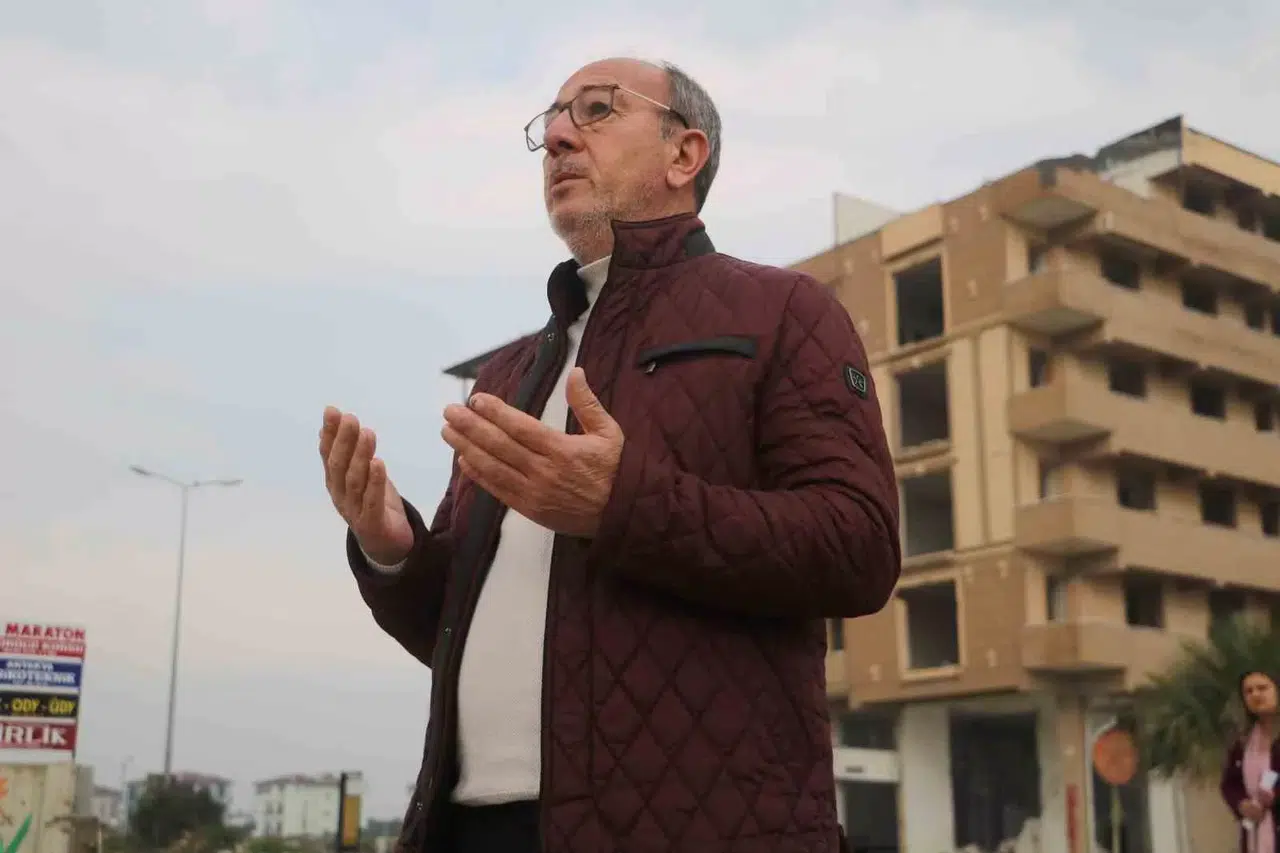 ’Cennetten Bir Köşe’ Denilerek Satılan Rönesans Rezidans’ın Enkazında Yürek Burkan Dua