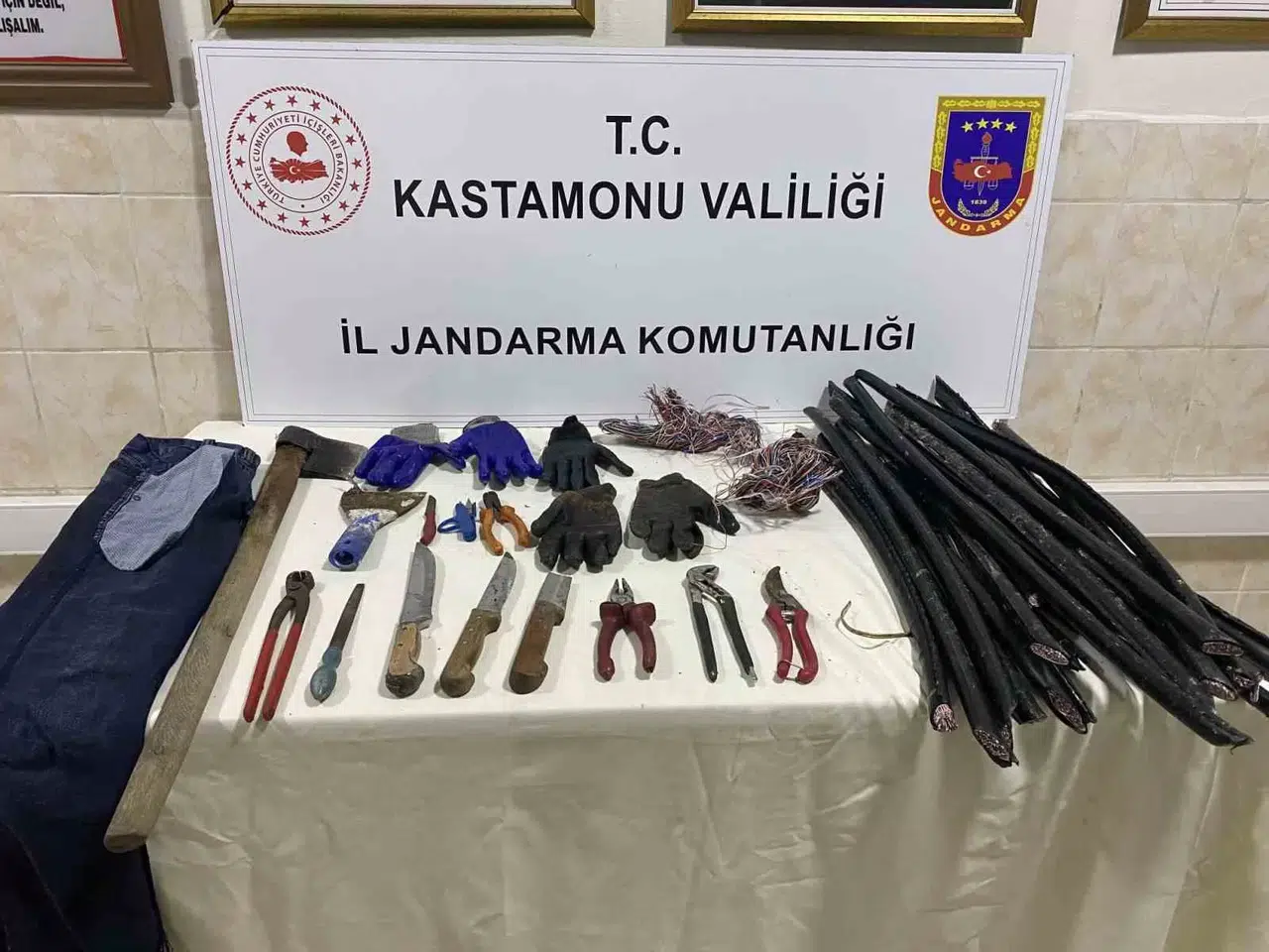 Cezaevinden Çıkar Çıkmaz Eşi ve Çocuğuyla Güç Nakil Çizgisi Kablosu Çalmaya Gitti