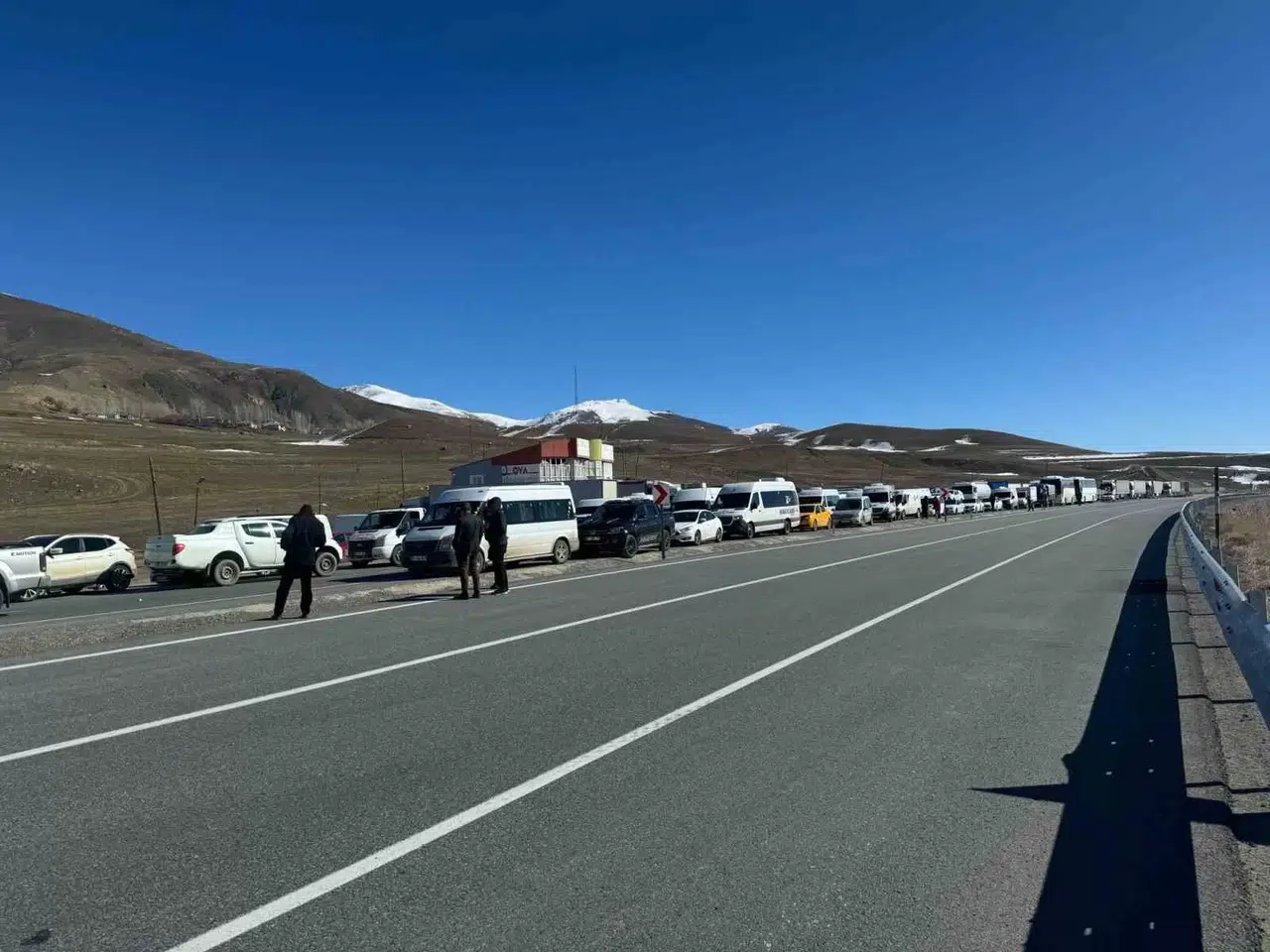Çığ Nedeniyle Kapanan Van-Hakkari Yolu Trafiğe Açıldı