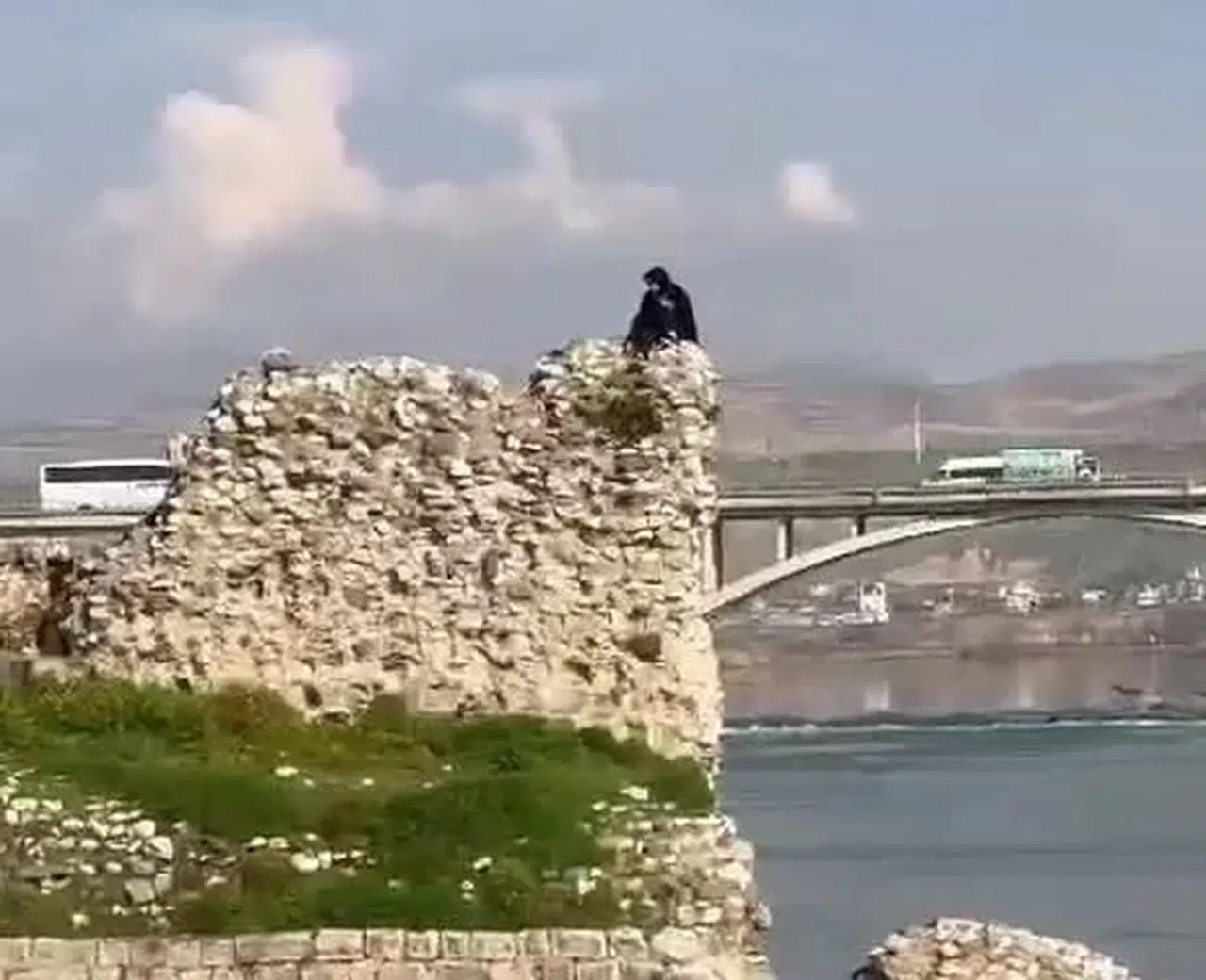 Cizre Kalesi’nden Irmağa Atlamaya Kalkışan Genç Kızı Polis İkna Ederek Aşağı İndirdi
