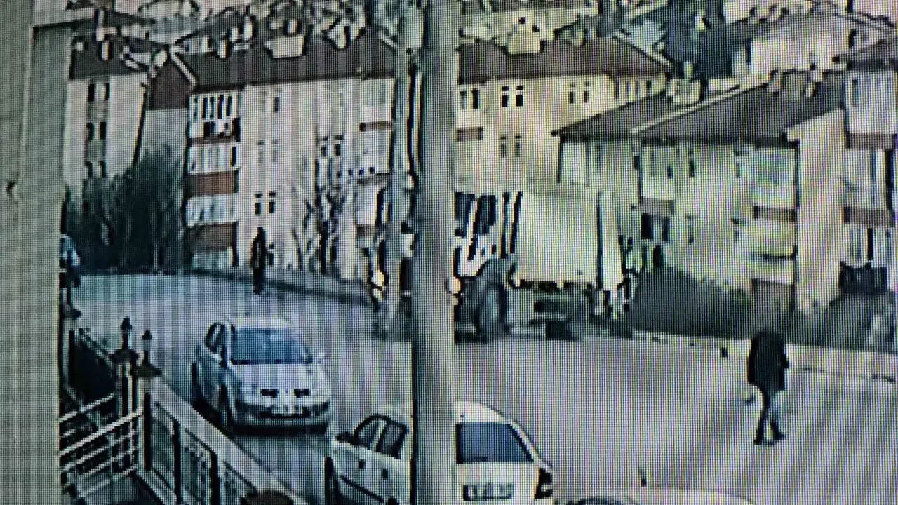 Çöp Kamyonu Elektrik Direğine Çarptı, Personeller Kopan Tellerden Son Anda Kurtuldu