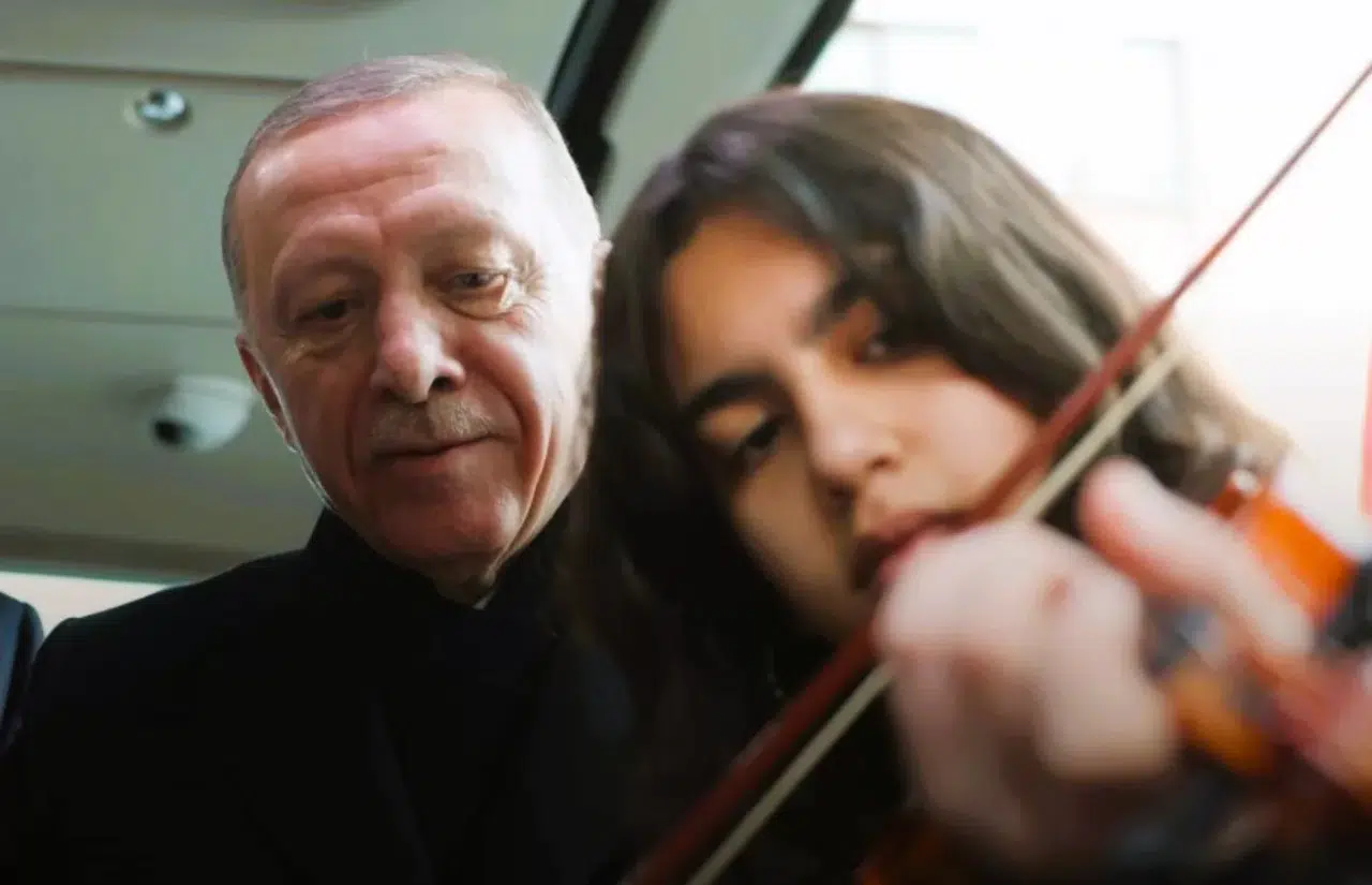Cumhurbaşkanı Erdoğan Keman Çalan Öğrenciyle Çanakkale Türküsünü Söyledi
