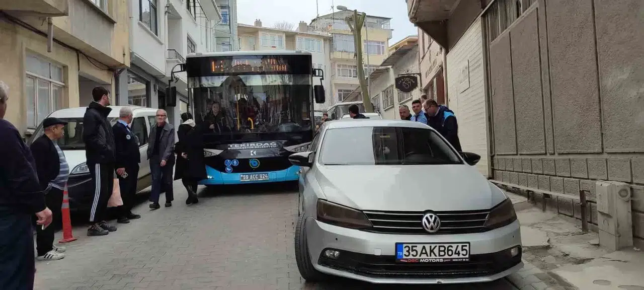 Dar Sokakta Kusurlu Park Sıkıntısı: Otobüsler Kuyruk Oluşturdu
