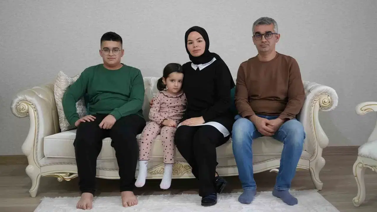 Depremzede Aile Bir Sefer Daha Evsiz Kaldı: Konut Almak İsterken Bir Milyon Liralık Arabasından Oldu