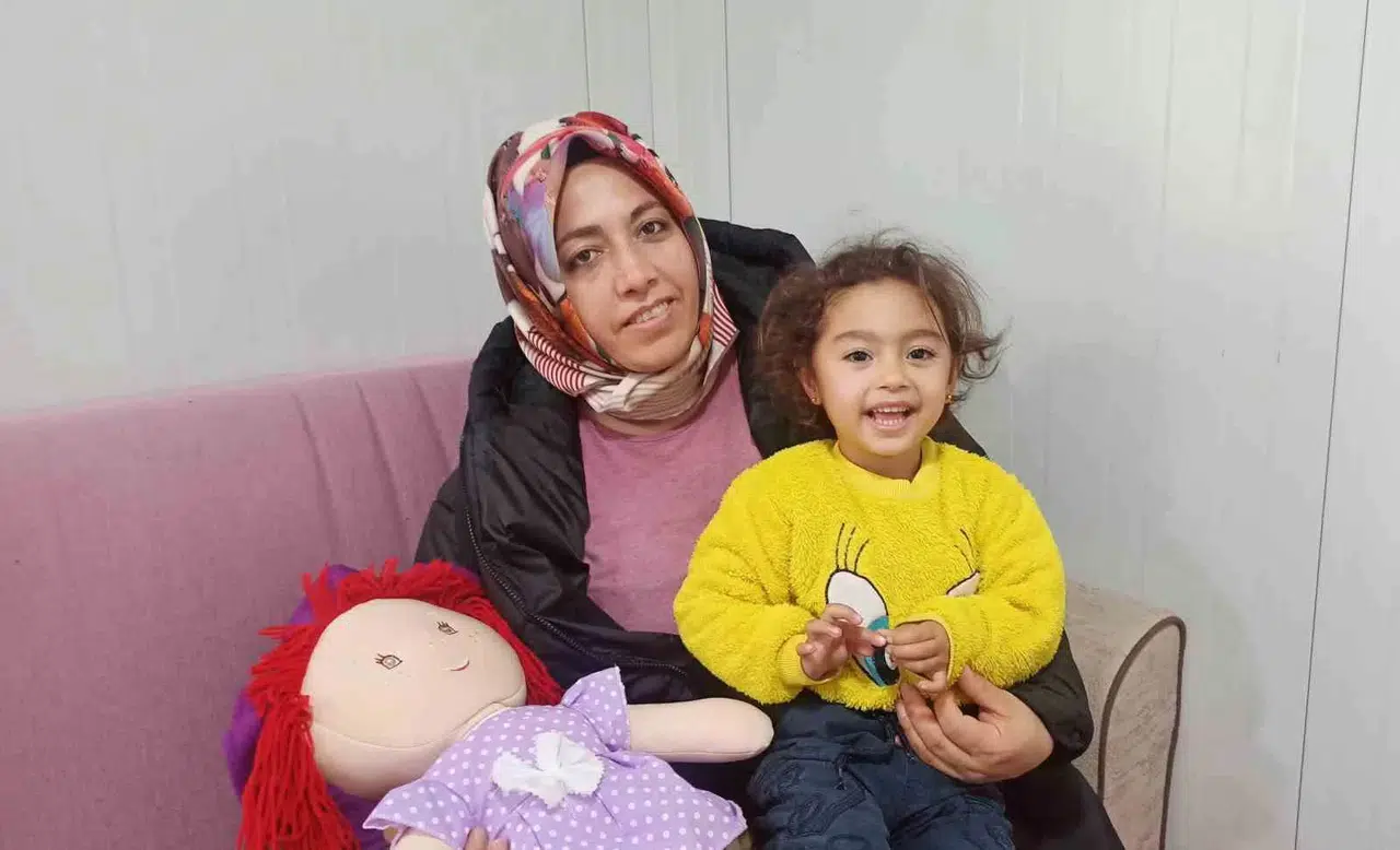 Depremzede Bayan Enkazdan 3 Saat Sonra, 3 Yaşındaki Kızı 3 Gün Sonra Çıkarıldı