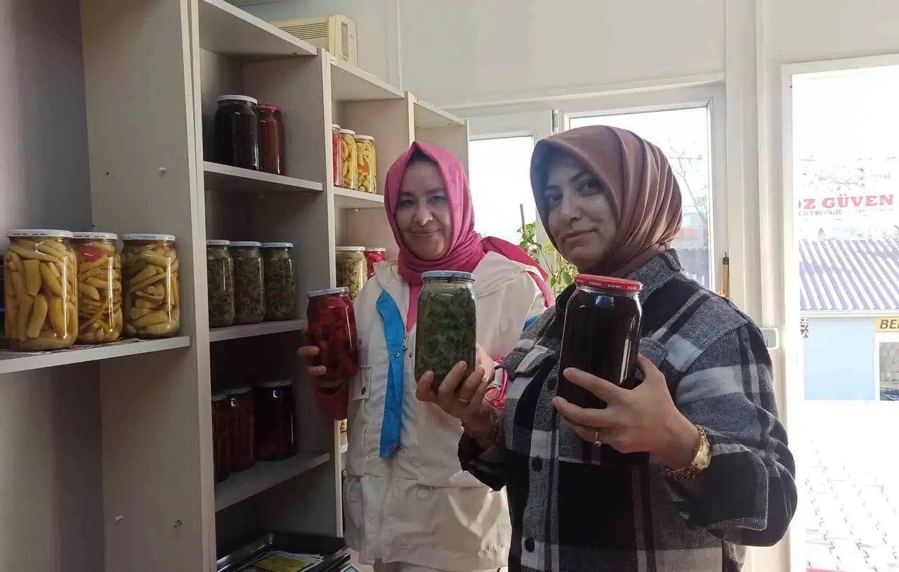 Depremzede Gelin ve Görümce Yöresel Yemekler Yaparak Aile İktisadına Katkıda Bulunuyor