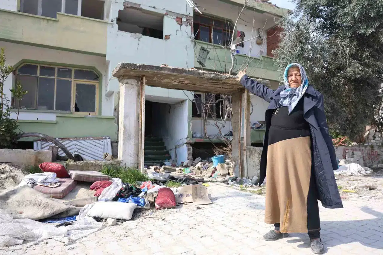 Depremzede Yaşlı Bayanı Darp Edip, Hasarlı Konutundan Demirleri Çalıp Kaçtılar