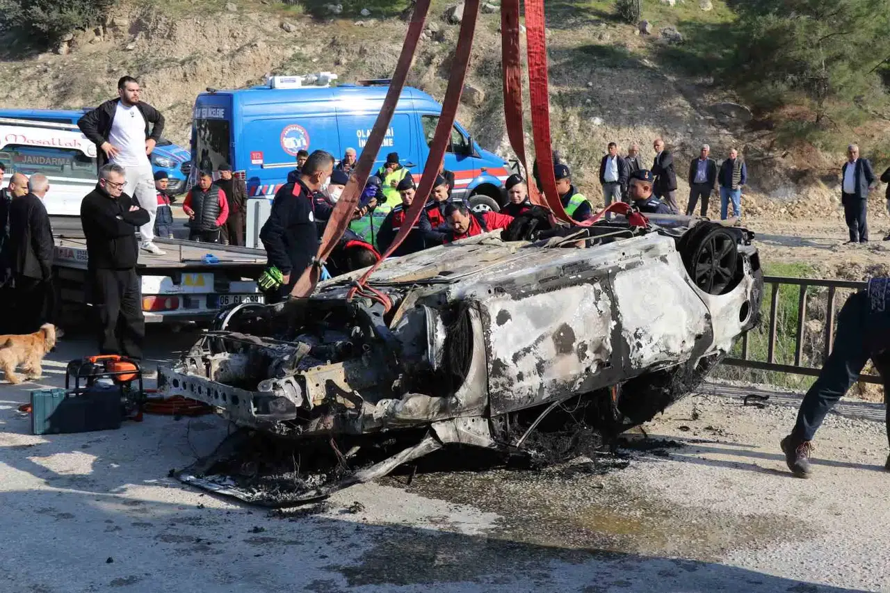 Dere Yatağına Düşen Araba Alev Aldı: 1 Meyyit